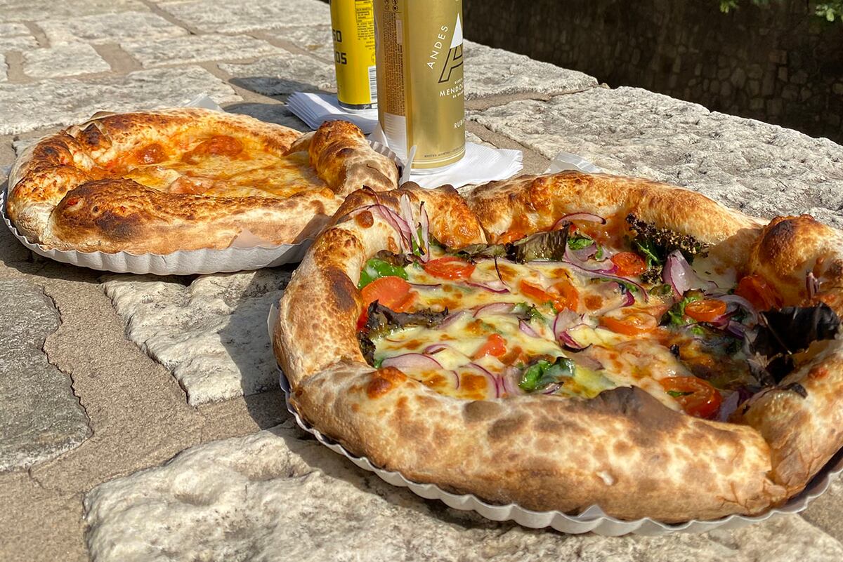 Las maravillas de la ciudad de Córdoba, al alcance de la mano: pizza y Cañada. (Foto: Milagros Martínez)