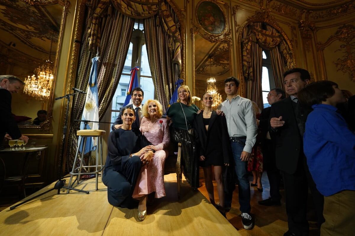 Mirtha Legrand, condecorada por Francia con la Orden Nacional de la Legión de Honor. (Foto: Martín Bonetto / Clarín)