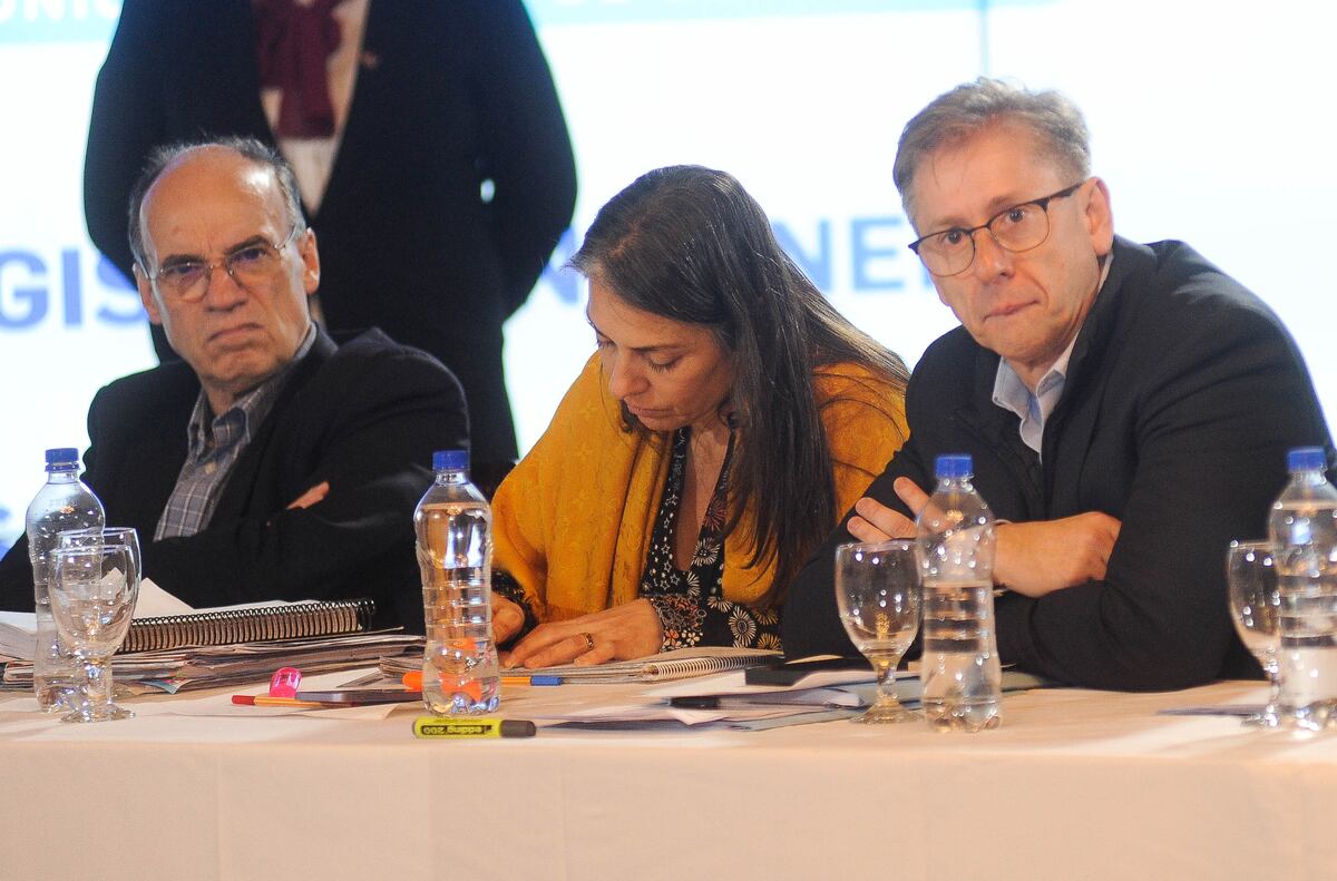 Senado
Ley de Bases Comisión y paquete fiscal
Pablo Daniel Blanco , Lucila Crexell , Eduardo Vischi
Argentina
Foto Federico Lopez Claro