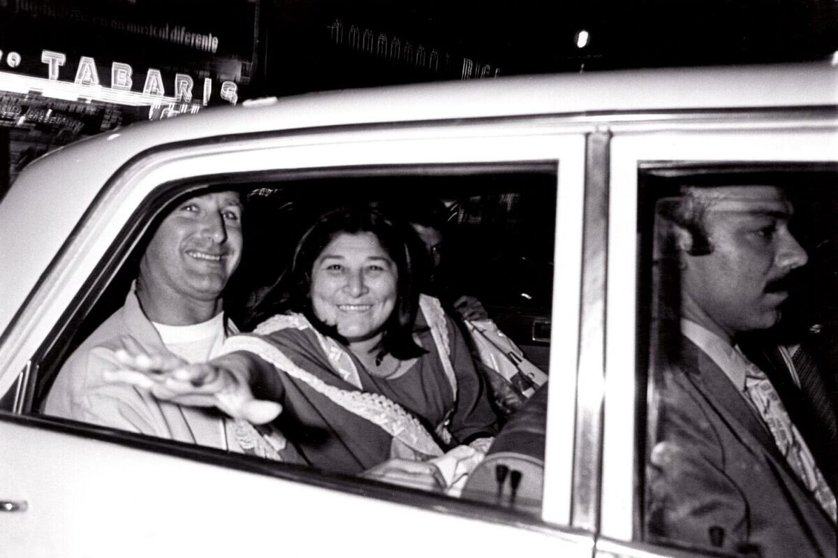 Mercedes Sosa, tras su arribo al aeropuerto de Ezeiza, en el remis que le pagó el diario Clarín para garantizarse una exclusiva. (Gentileza del autor/Clarín).