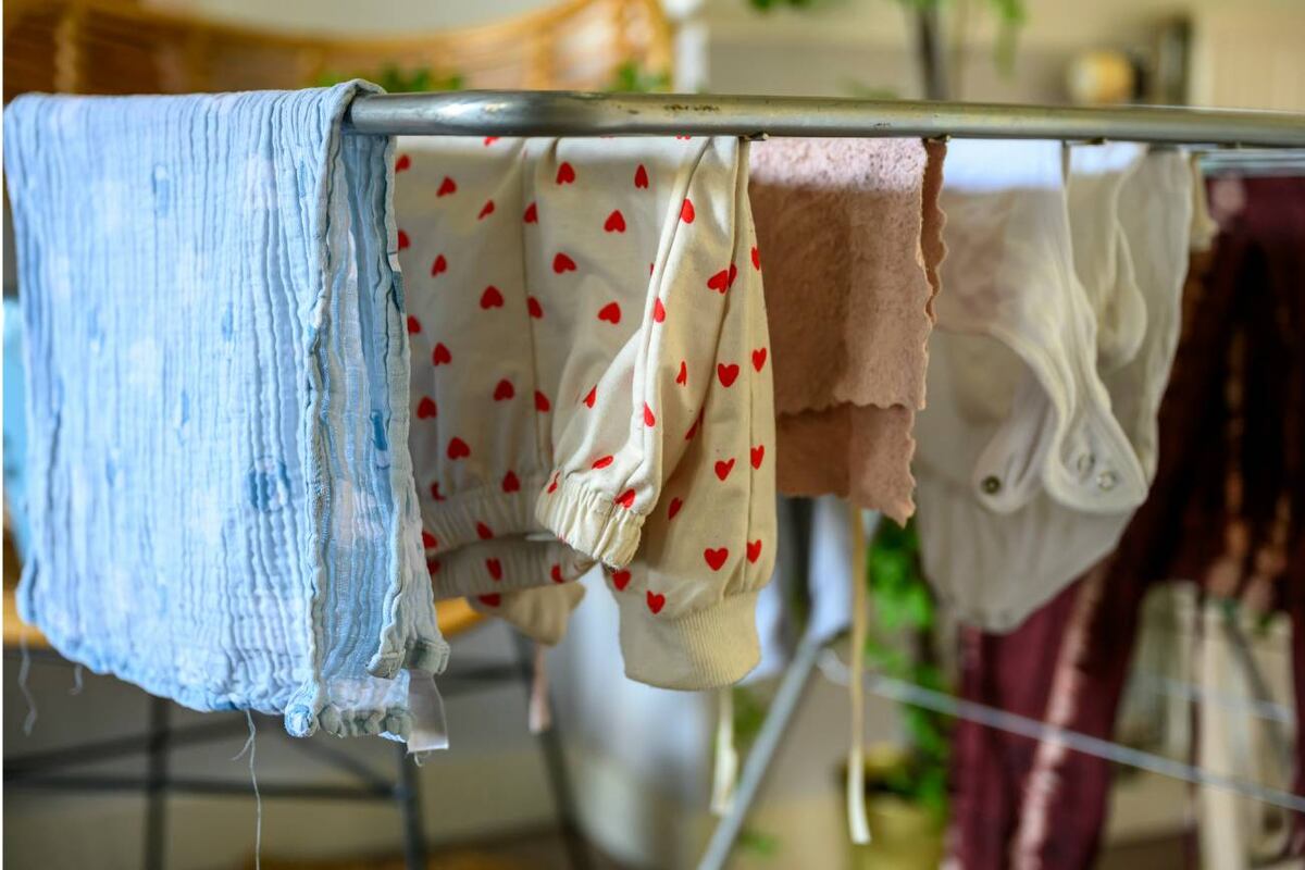 Secar la ropa dentro de casa puede convertirse en un auténtico reto, sobre todo los días lluviosos o con mucha humedad. (Freepik)