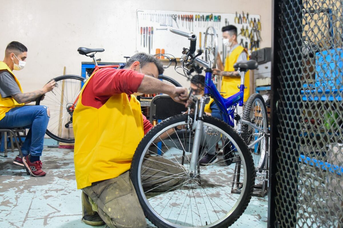 Internos de Bouwer realizan talleres de bicicletería para aprender a restaurar rodados viejos.