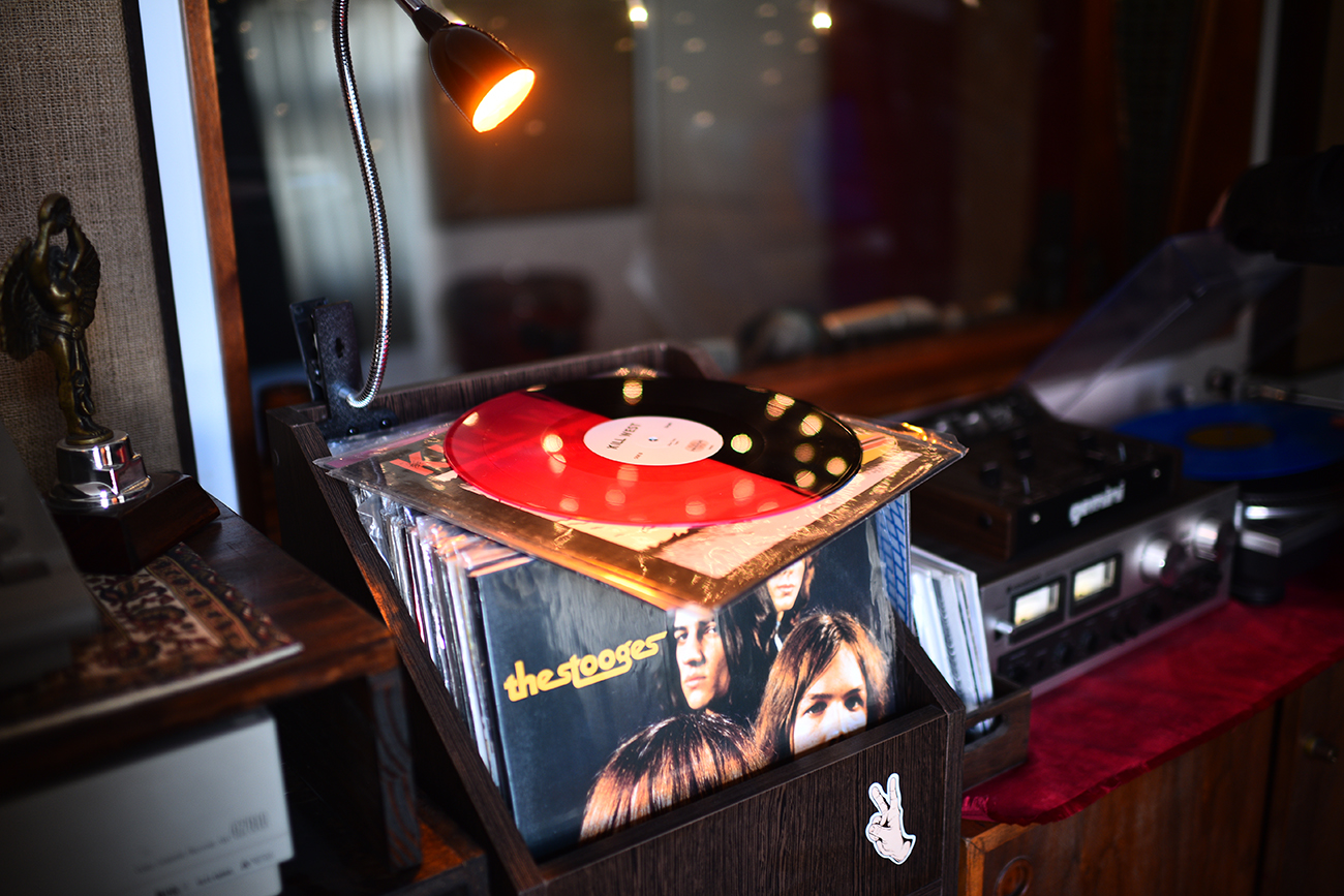 Ediciones físicas de cassettes, cd´s y vinilos en el estudio de Juan Morán Foto: (Pedro Castillo / La Voz)
