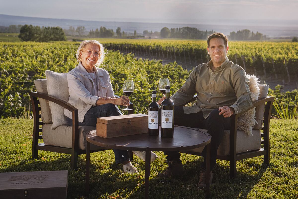 Susana Balbo y su hijo José Lovaglio en la bodega y viñedos en Agrelo. (Gentileza)