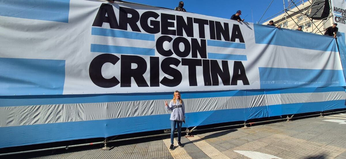 Apoyo. La diputada nacional Gabriela Estévez, referente de La Cámpora en Córdoba, estuvo este miércoles en la Plaza de Mayo para apoyar a Cristina Fernández.