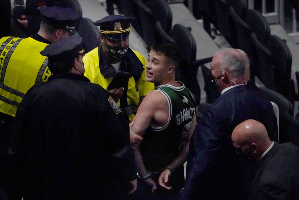 El hincha de los Celtics que le tiró un botellazo a Kyrie Irving fue expulsado del estadio y no podrá volver a la casa de Boston. (AP)