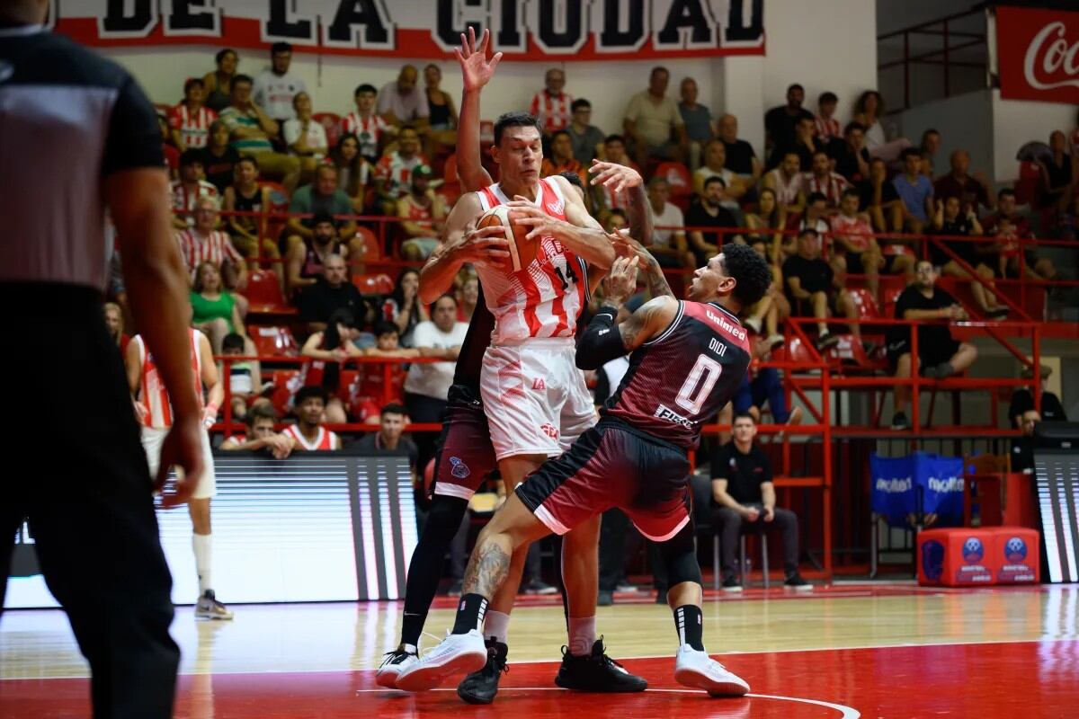 Javier Saiz y el enfrentamiento ante jugadores grandes de Franca en el duelo contra Instituto. (Fiba)