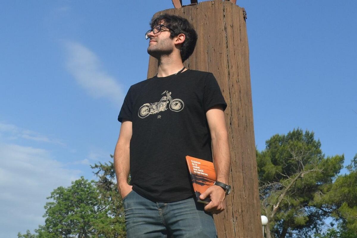 Montali junto a su libro, en una foto de El Periódico de San Francisco.