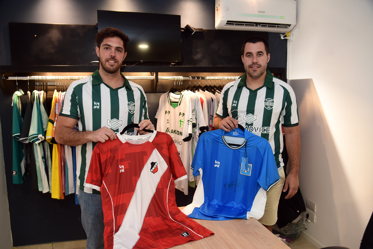 La marca IFK llegó a primera división del futbol argentino con la camiseta de Estudiantes de Río Cuarto. También viste a Deportivo Maipú, de Mendoza, entre otros equipos. Ramiro Pereyra /La Voz