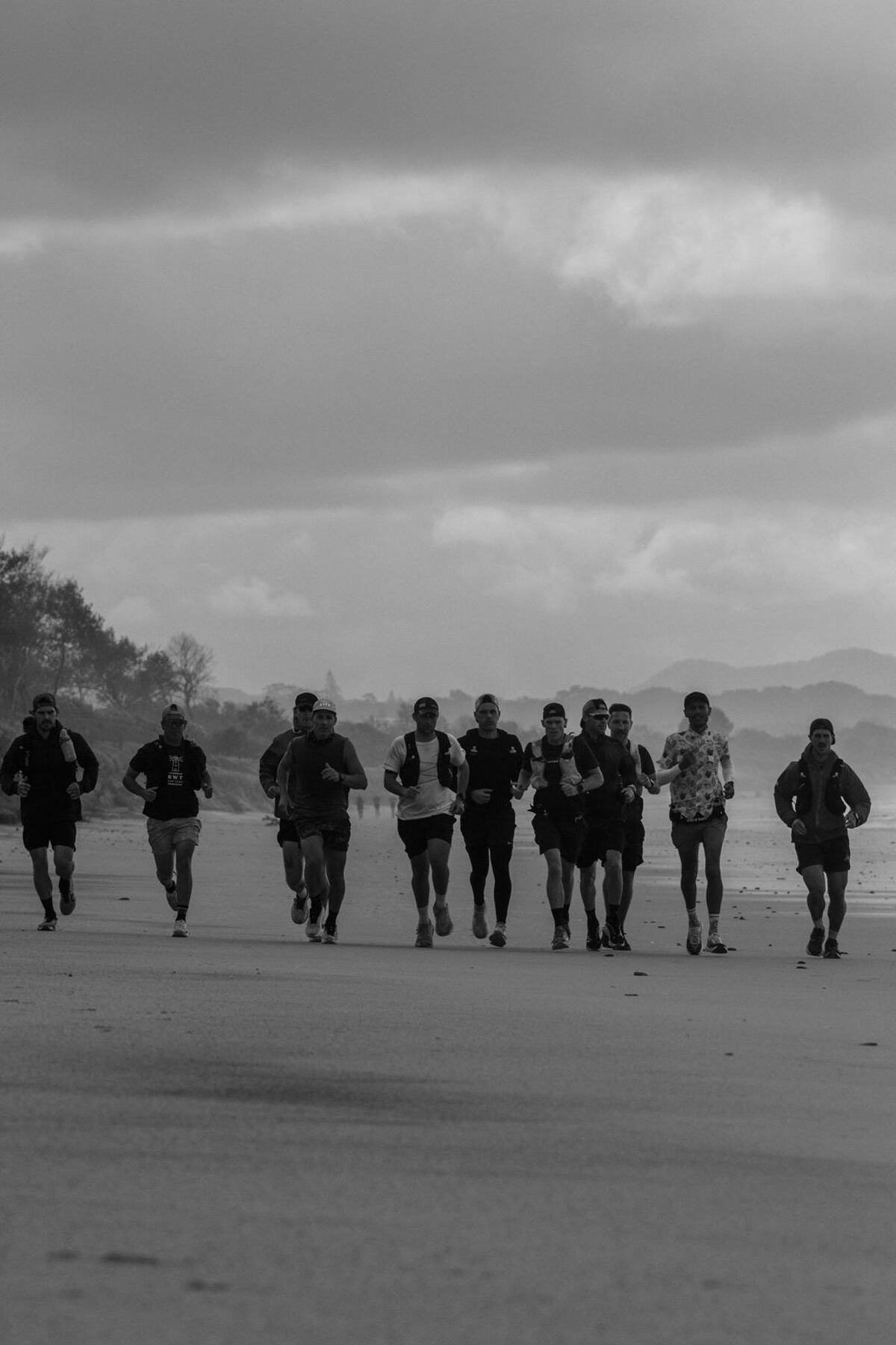 Vicente Polimeni, con amigos, corriendo desde Gold Coast a Byron Bay, 68 kilómetros de faro a faro por la costa este de Australia. La carrera se llama Run Walk Talk y siempre hay que correr en grupo. (Gentileza)