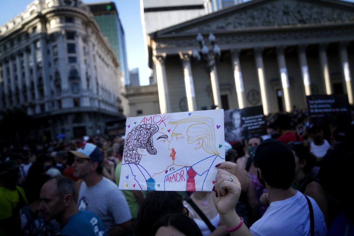 Marcha LGBT+ Antifascista en Caba. Multitud y una gran presencia opositora en la manifestación contra Javier Milei. (Clarín)