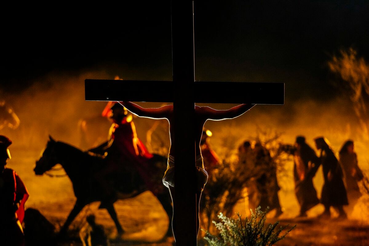 Fieles participan en la recreación del Vía Crucis en Semana Santa. (AP Foto/Esteban Félix)