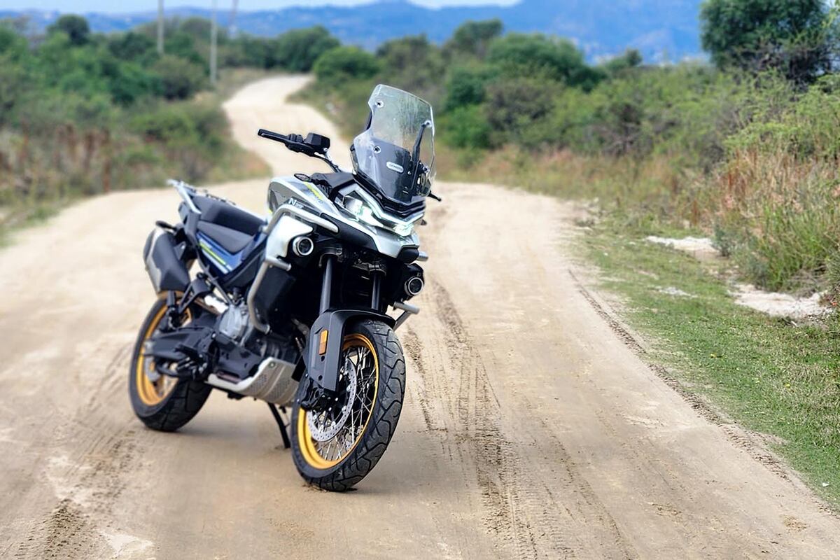 Si bien la CF Moto 800 MT tiene una concepción mucho más rutera, su configuración nos permitió incursionar por algunos de los tantos caminos de tierra de nuestras sierras cordobesas.