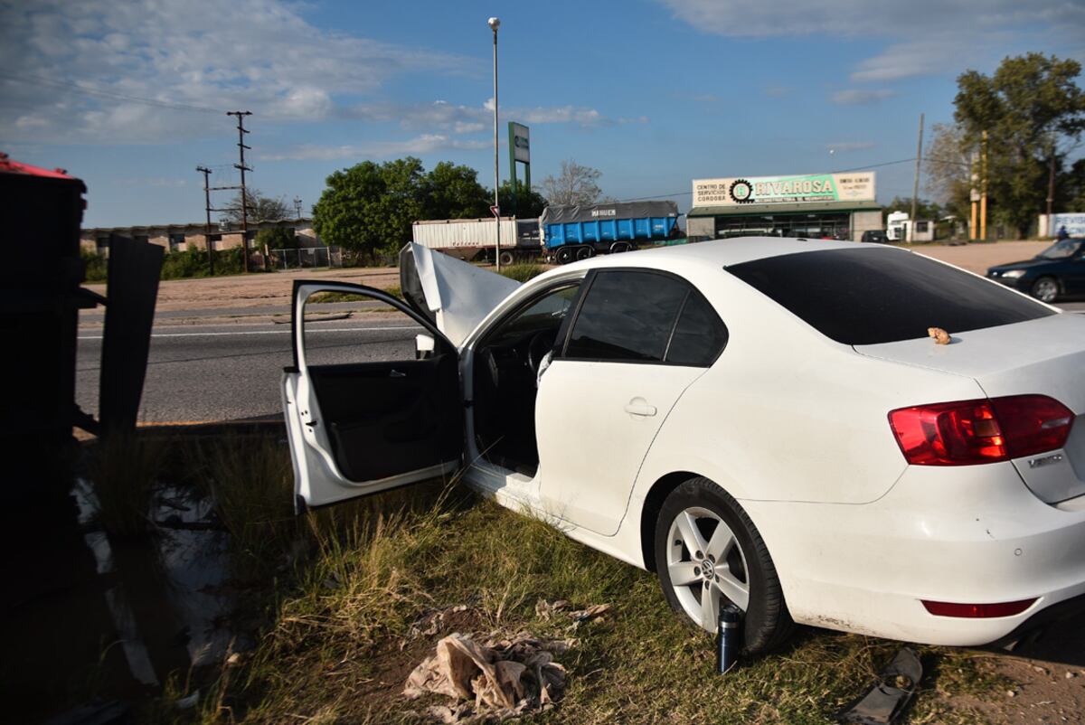 Choque entre un camión y un auto, sobre la ruta 19 a la altura del Mercado de Abasto. (Pedro Castillo/La Voz)