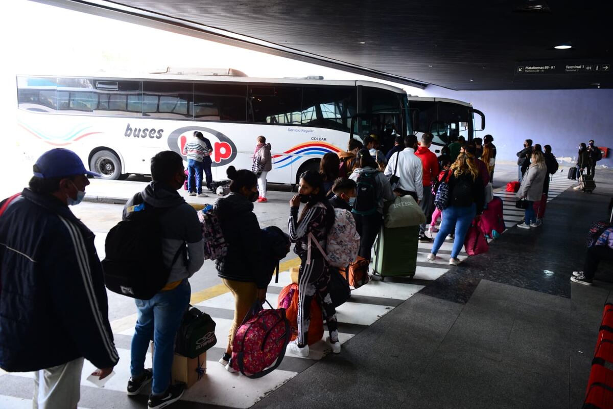 Intenso movimiento en la Nueva Terminal de Ómnibus de Córdoba (José Gabriel Hernández).
