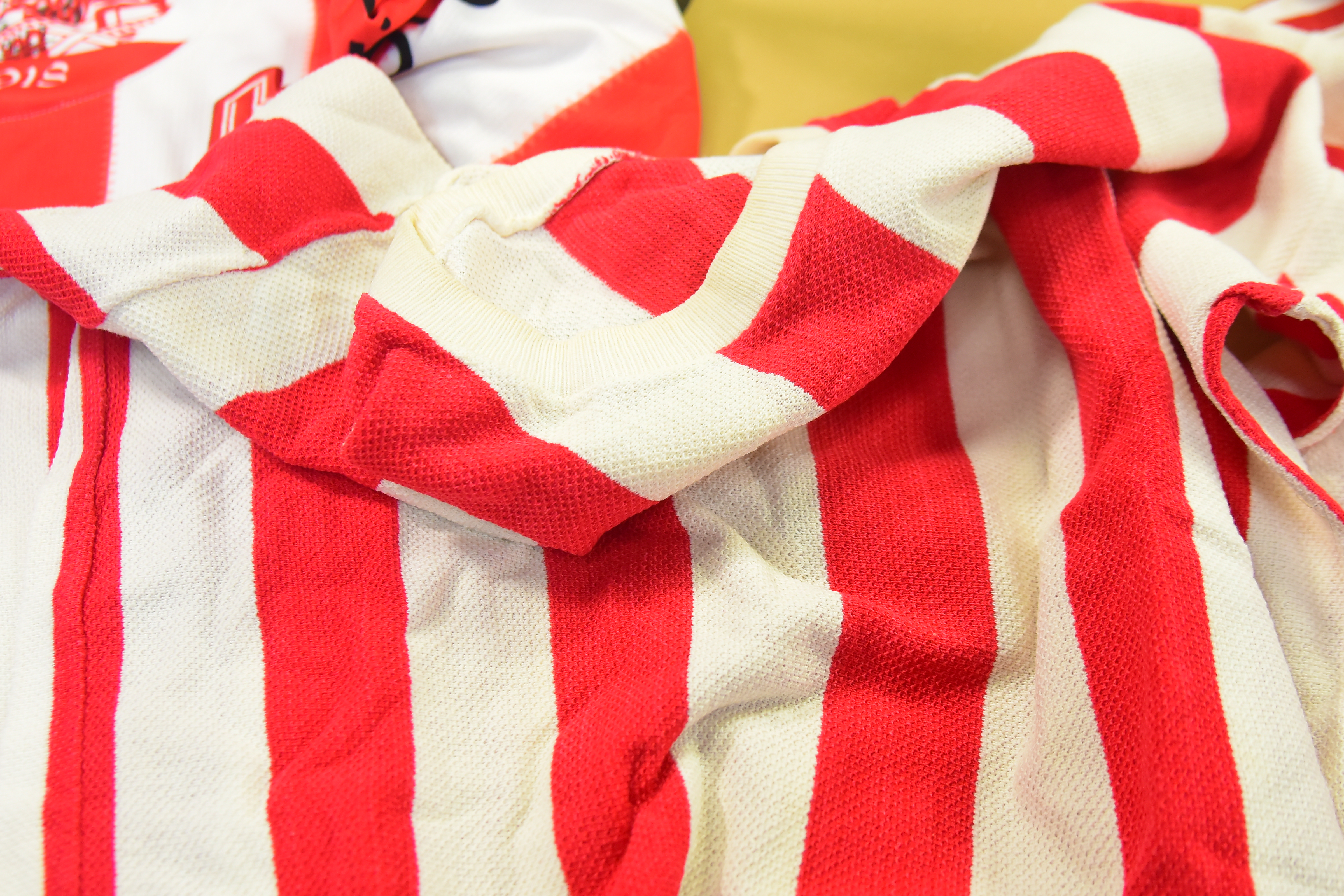 Eric Carreras, coleccionista de camisetas de Instituto, muestra algunas de sus joyas en La Voz del Interior. (Javier Ferreyra / La Voz)