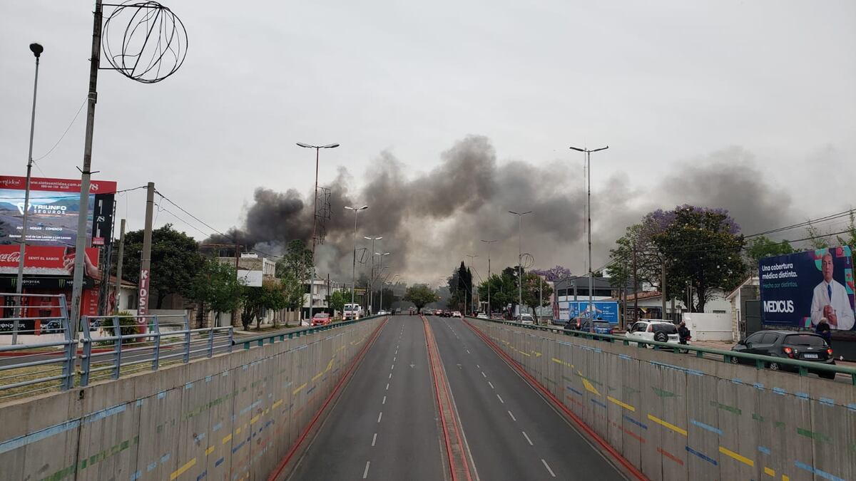 Voraz incendio en la zona cercana a la Mujer Urbana en un negocio de materiales de construcción. (Javier Ferreyra)