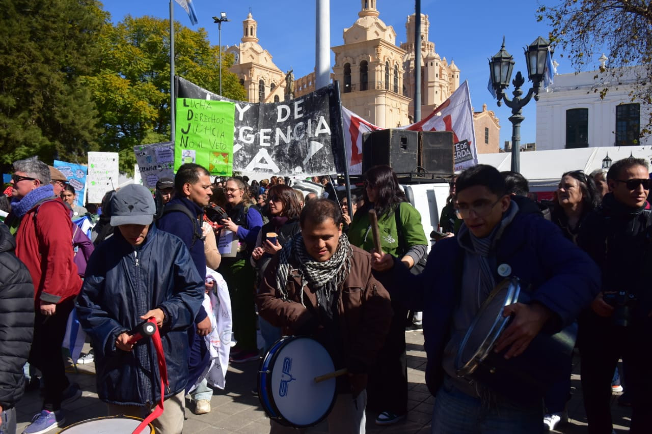 Marcha contra los recortes en discapacidad en la Plaza San Martín. (José Gabriel Hernández / La Voz)