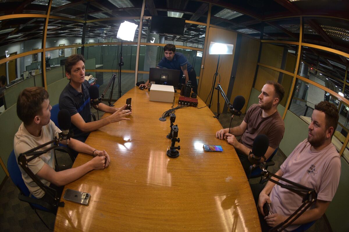 Simón Guzmán, Agustín Leyria y Pablo Chucrel, periodistas de 351 Deportes estuvieron en Mundo Pirata de La Voz y analizaron el momento del equipo. (José Gabriel Hernández)