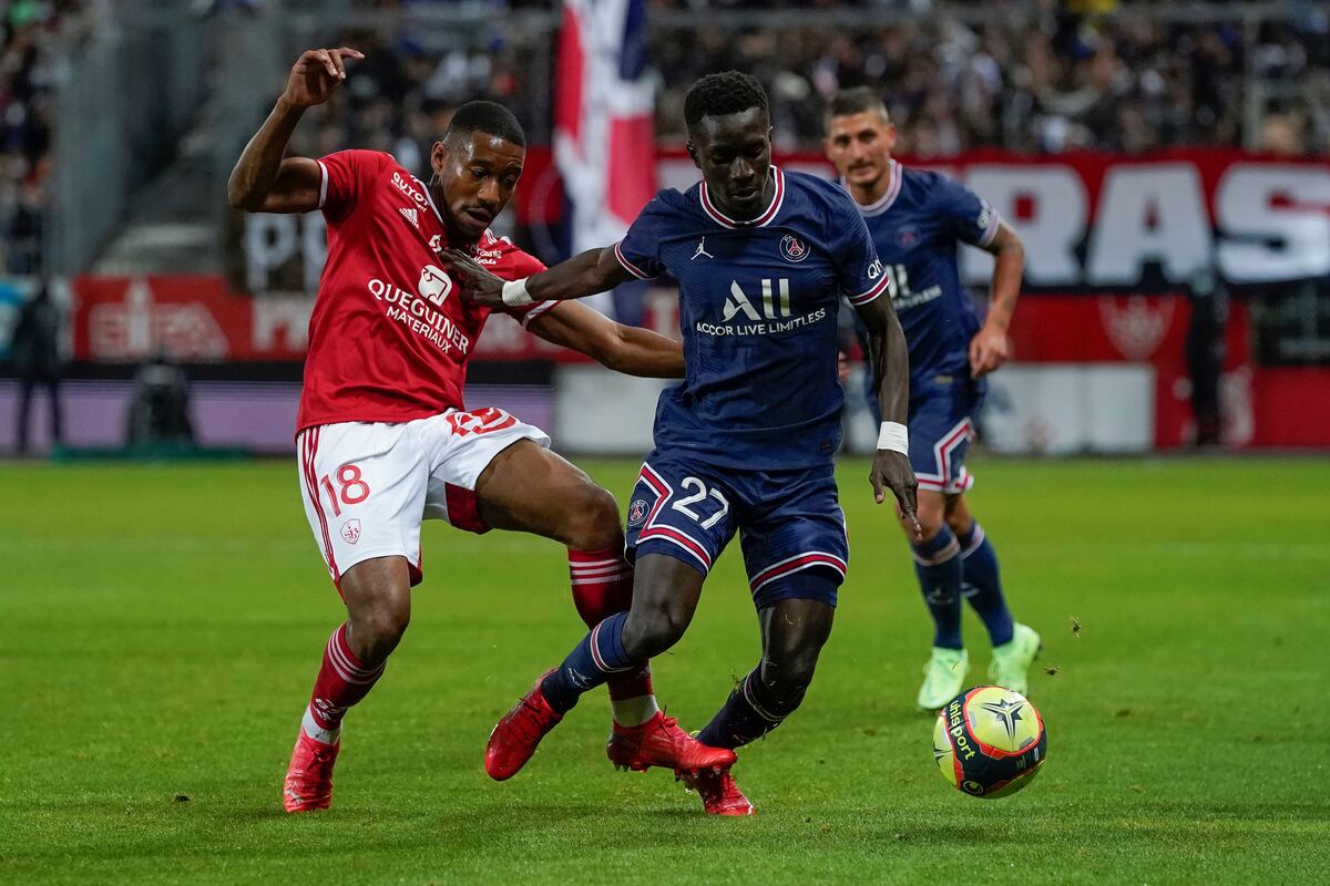 Idrissa Gueye, el jugador del PSG que golpeó a Mbapeé debió cerrar los comentarios de su cuenta de Instagram. (AP)
