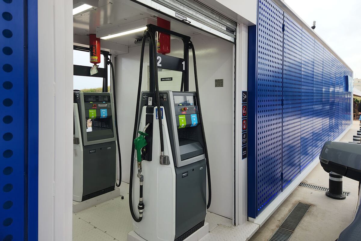 Es un modelo transportable y flexible, que permite abastecer hasta dos vehículos en simultáneo.