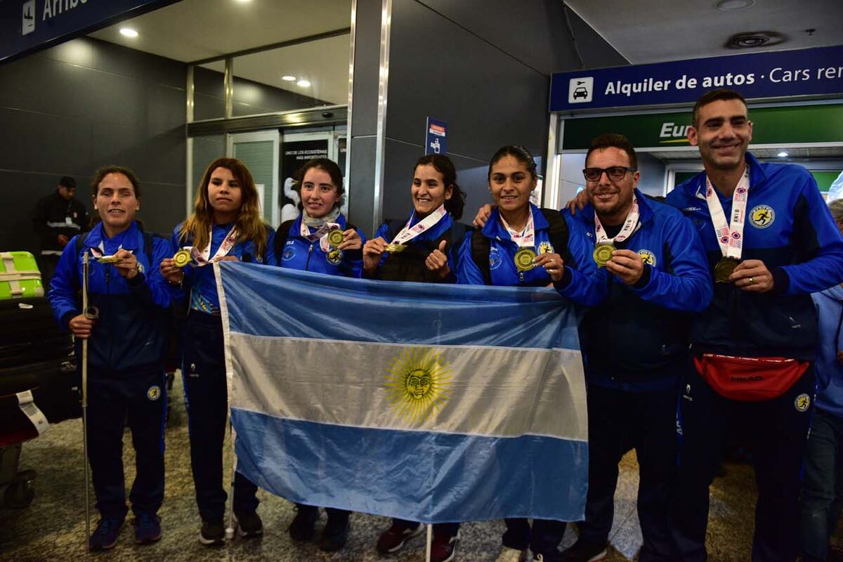 Llegan a Córdoba las Murciélagas campeonas del mundo en Inglaterra (José Hernandez / La Voz)