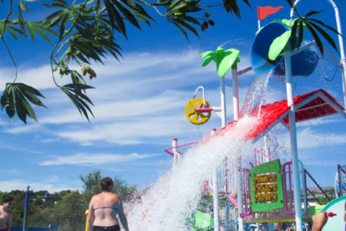 Acqualandia Park, un divertido parque acuático en Mina Clavero. Tiene toboganes kamikazes, rulos, y el popular balde. (Acqualandia)