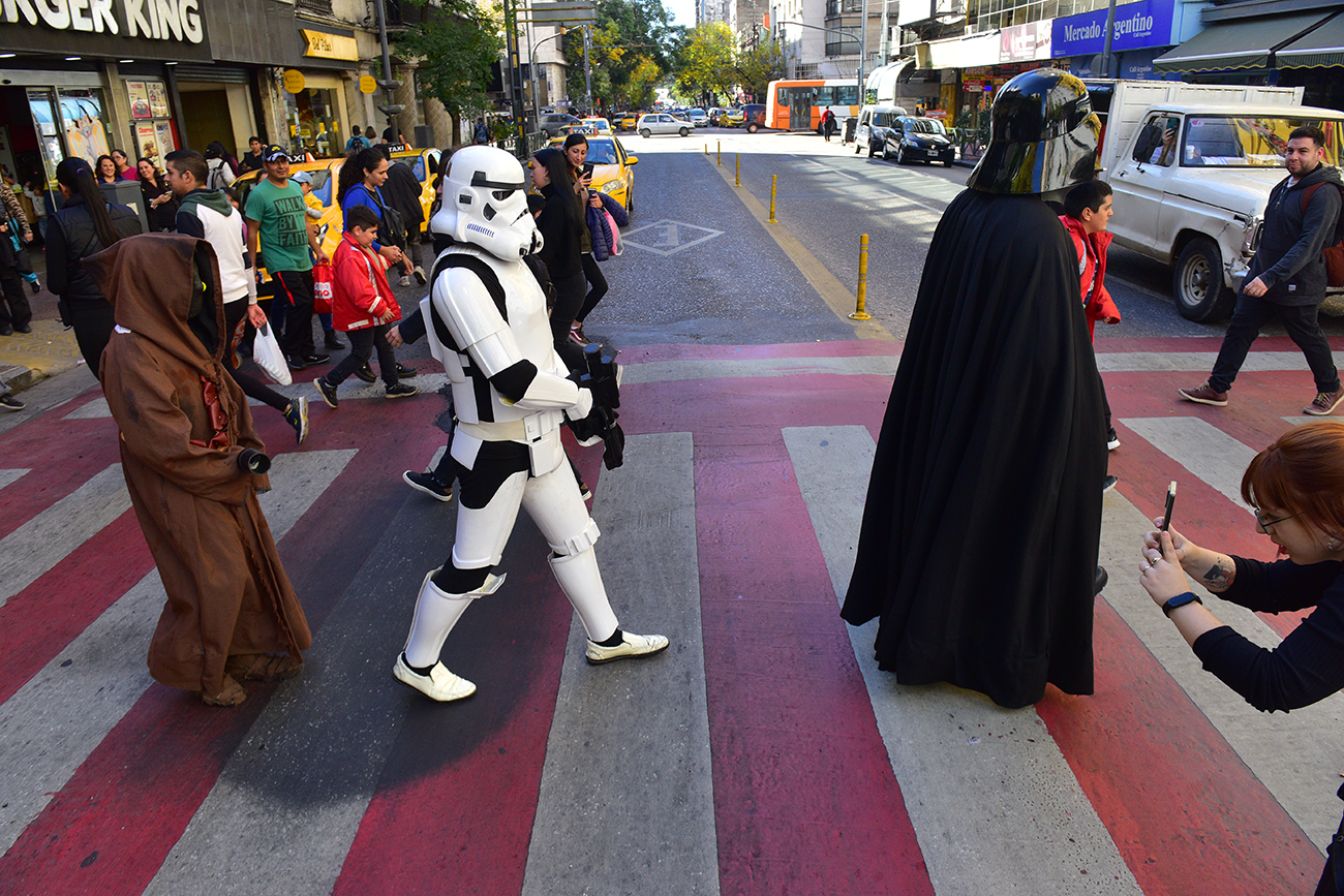 Cosplayers de Star wars . Como cada 4 de mayo los fans de Star wars celebran en el mundo. En Córdoba un grupo de cosplayers encabezado por Julio Nievas (Darth Vader) festejaron en la peatonal de la ciudad.