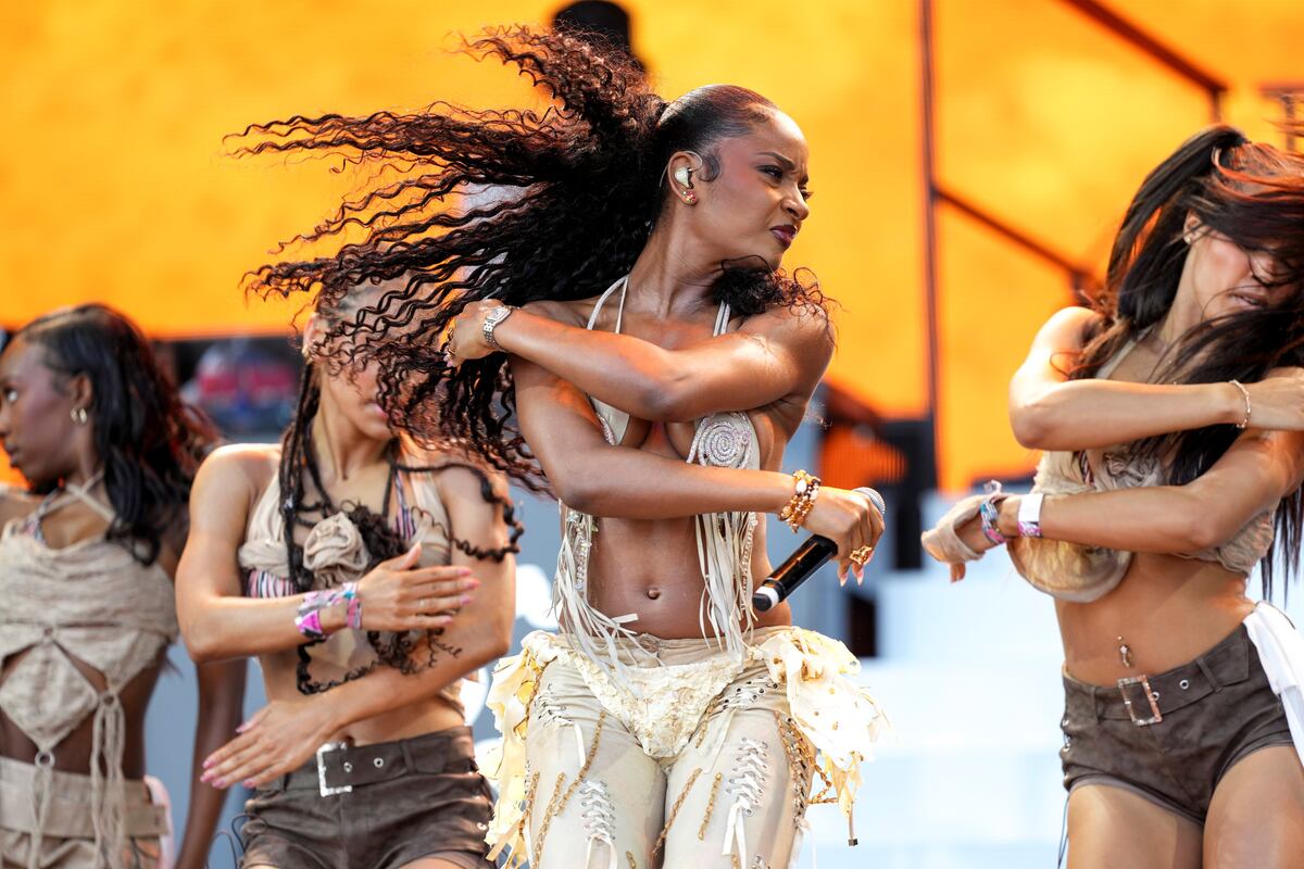 Ayra Starr, al frente de un gran despliegue coreográfico. Gran momento del Glastonbury 2024. (AP)