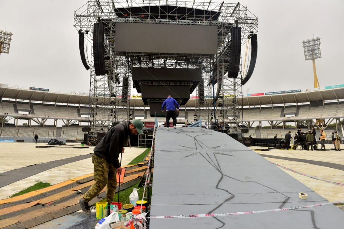 La Renga. Armado del escenario y prueba de sonido del show 360 en Córdoba. (José Gabriel Hernández / La Voz)