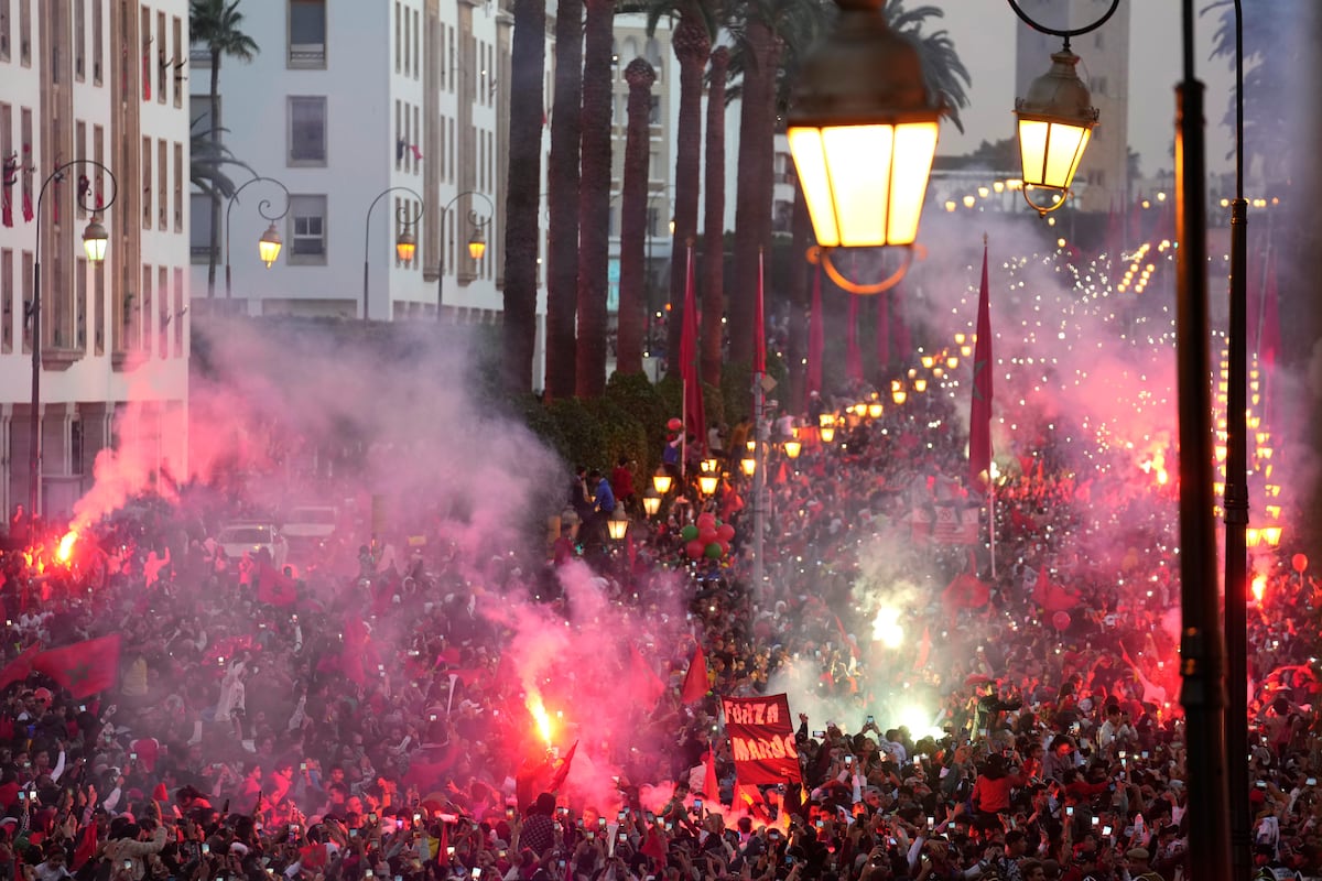 Miles de marroquíes salieron a las calles a saludar a su selección que terminó en el cuarto puesto en el Mundial de Qatar 2022. (AP)