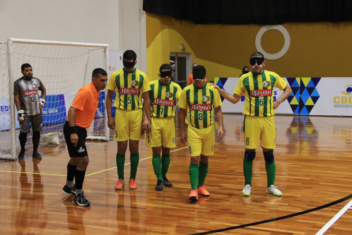 El cordobés Nahuel López junto a su equipo, AMC, en el Campeonato Brasileiro de fútbol 5 Serie A para ciegos. (Gentileza Confederación Brasilera de Deportes para Deficientes Visuales).