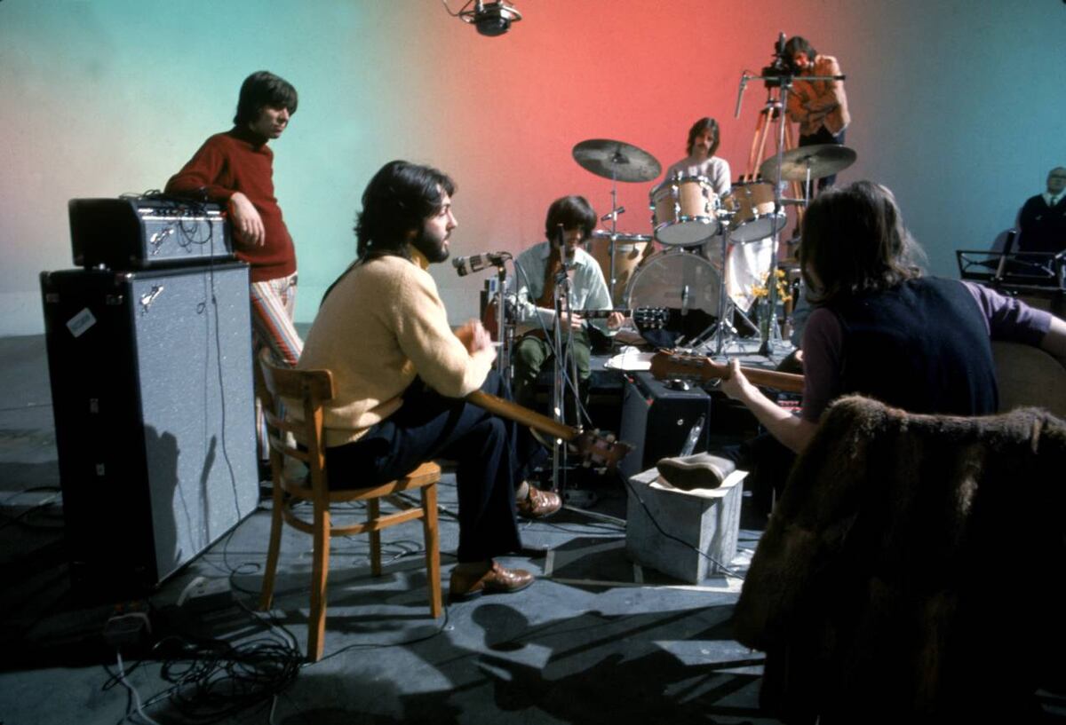 Paul McCartney, al comando de todo en la etapa final de los Beatles. "Let It Be", el filme, se concentra en ese período. (Disney+)