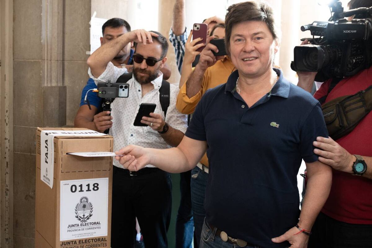 Elecciones en Corrientes. Votó Lisandro Almiron, candidato libertario. (Gentileza Clarín)