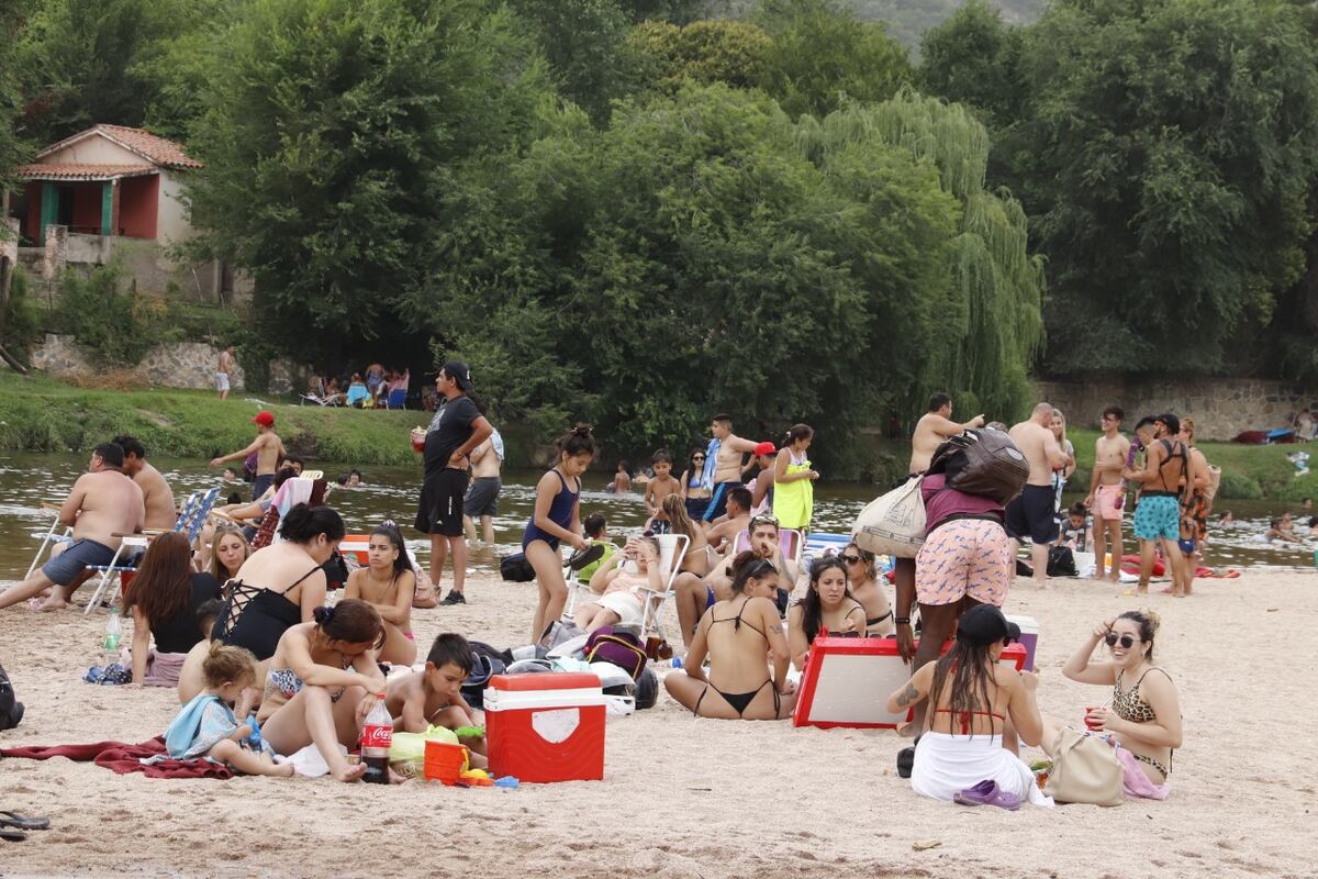 Balnearios en Carlos Paz. En playas de ríos y lagos el barbijo desaparece. (La Voz)
