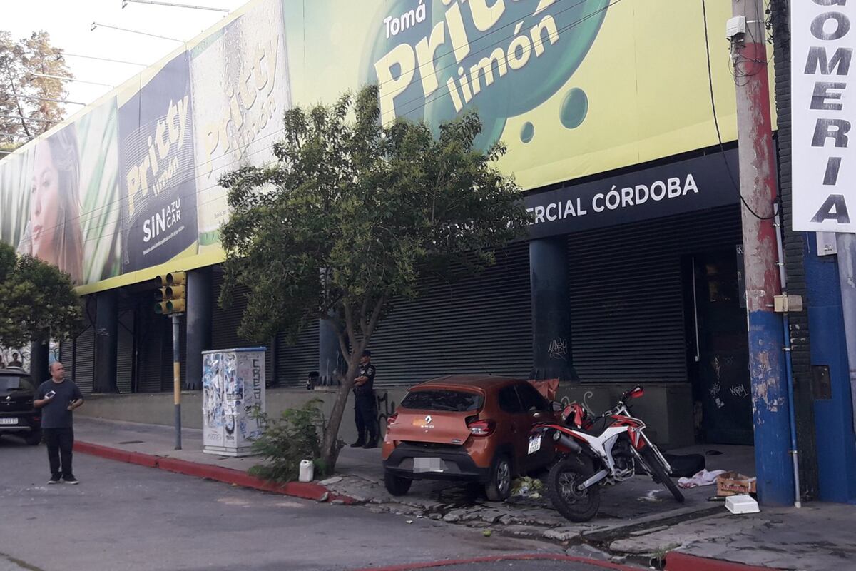 El auto terminó incrustado en el ingreso a la sede de Pritty (Gentileza Javier Sassi).