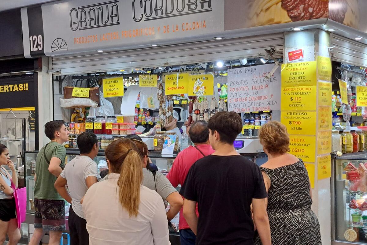 Compras previas a las fiestas en el Mercado Norte de Córdoba. (Nicolás Bravo / La Voz)