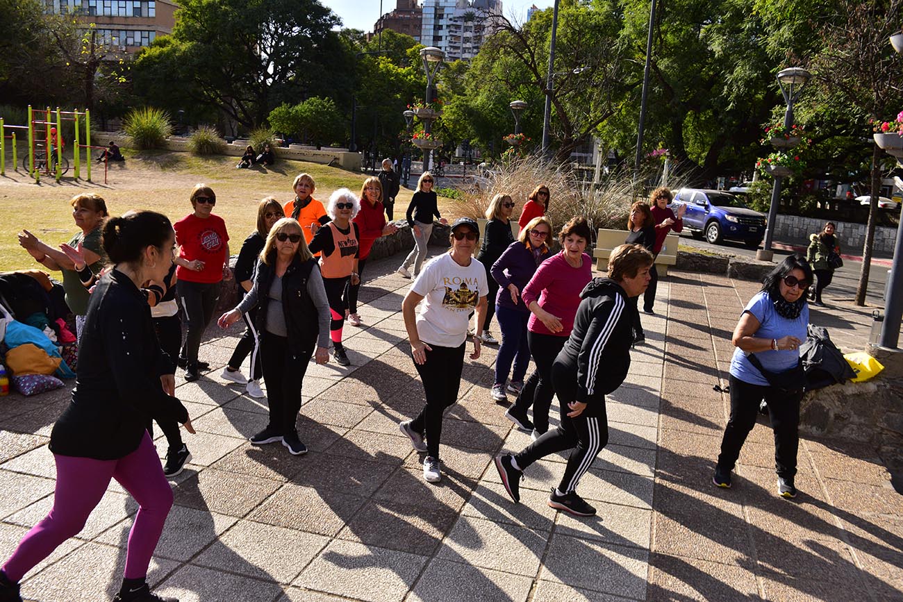 Héroes y heroínas / "Las de la Plaza", es el nombre del grupo de personas que baila en la Plaza de la Intendencia en Córdoba, con la conducción de Natalia Vilatta, profesora de danza. (José Gabriel Hernández / La Voz)