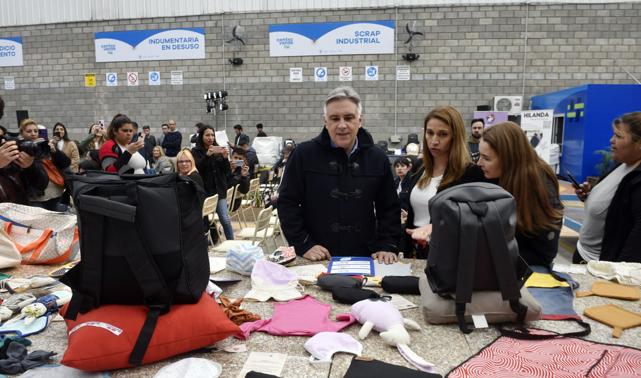 El intendente Martín Llaryora recorrió e inaguró el centro verde Telas. (Ramiro Pereyra / La Voz)