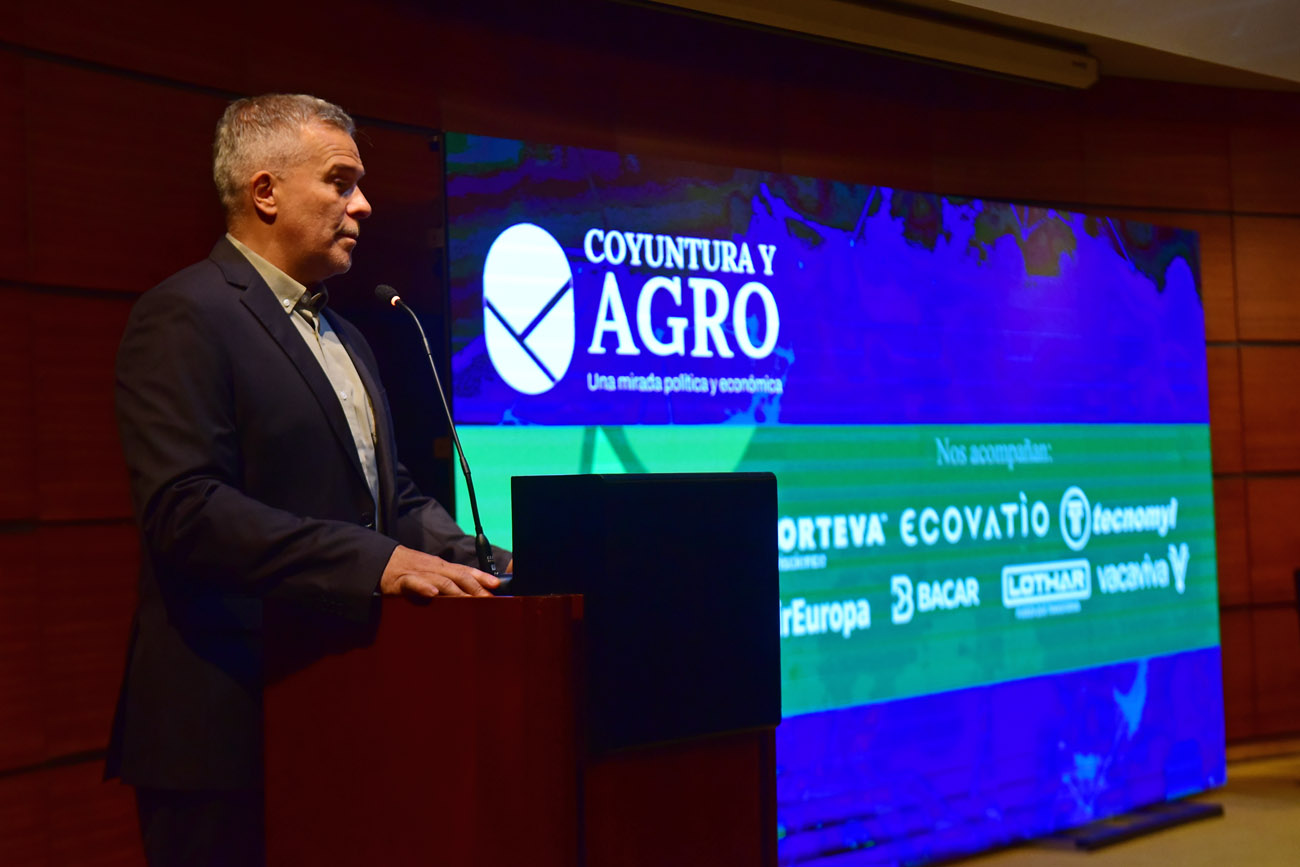 Alejandro Rollán, responsable del suplemento Agro, de La Voz, fue el encargado de abrir la Jornada de Coyuntura y Agro. (Nicolás Bravo / La Voz)
