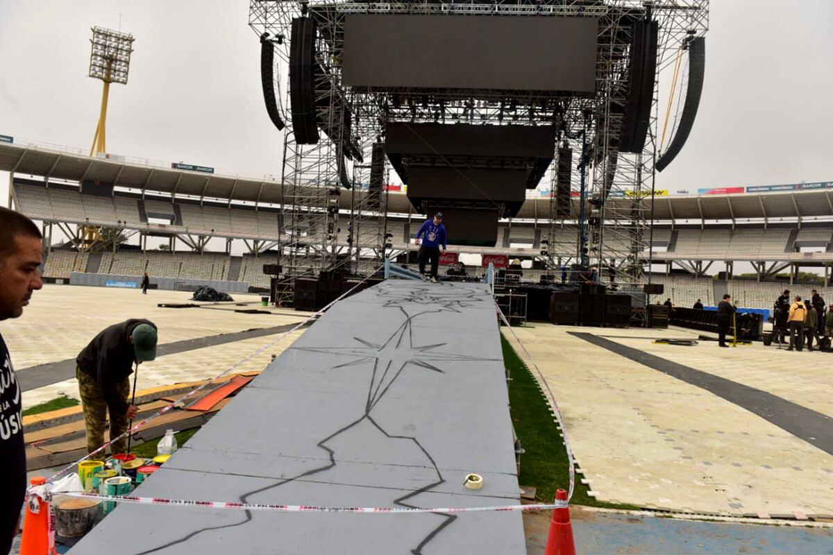 La Renga. Armado del escenario y prueba de sonido del show 360 en Córdoba. (José Gabriel Hernández / La Voz)