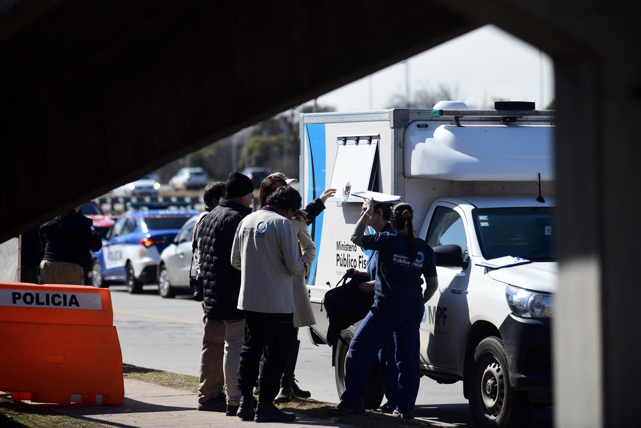 En la zona del hallazgo, trabajaron el Ministerio Público Fiscal y la División de Homicidios de la Policía. Ramiro Pereyra/LaVoz