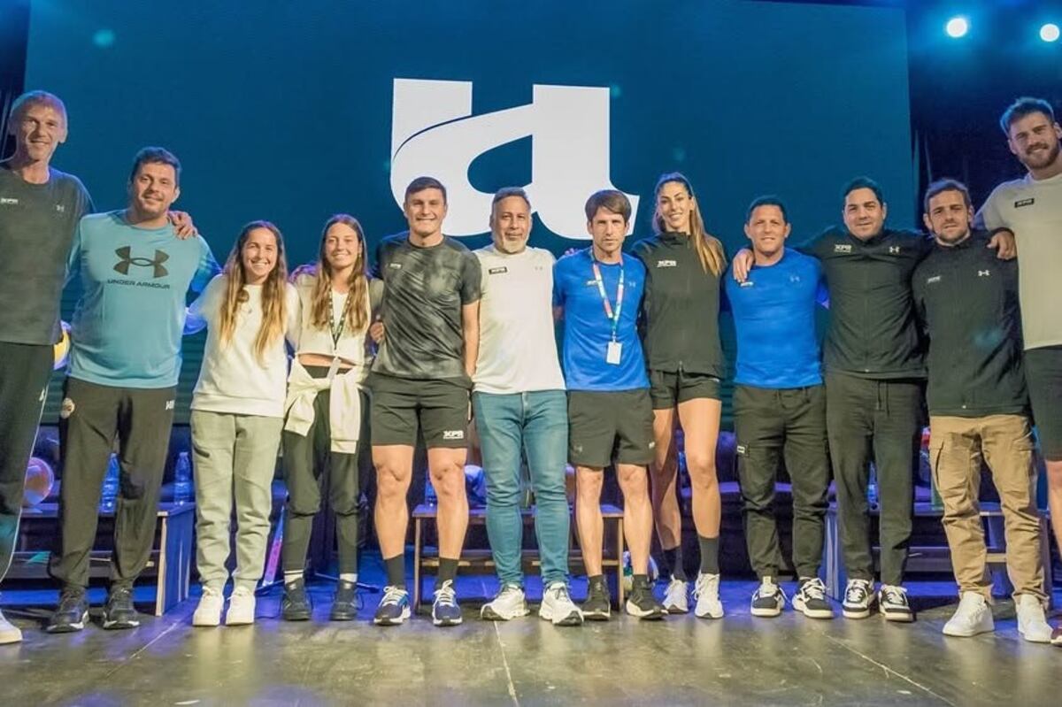 Hugo Mercaum junto a deportistas, con su proyecto XPR (Foto Instagram @sportsexperience.xpr)