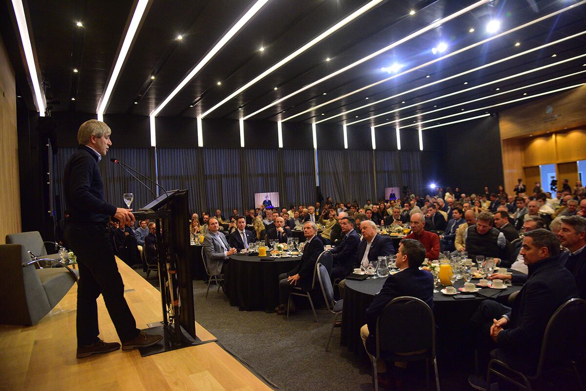 El ministro de Economía de la Nación, Luis Caputo, en el ciclo de charlas de coyuntura que lleva a cabo la Bolsa de Comercio de Córdoba. (Pedro Castillo / La Voz)