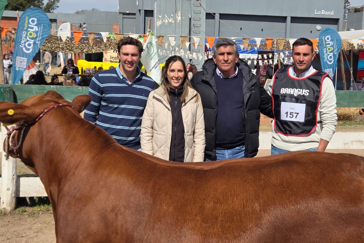 BIEN DE FAMILIA. Elías, Sofía, Walter y Pablo Orodá, integrantes de la cabaña El Porvenir, criadora de la raza Brangus, en la Expo Rural de Jesús María. (La Voz)