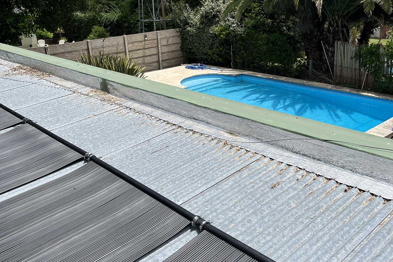Los calefones solares (para agua caliente) calientan pocos litros de agua a alta temperatura. En las piletas se calientan muchos litros de agua, pero con menos diferencia de temperatura.