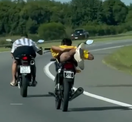 Peligro. Iba "planchado" y con una sola mano en plena Av. de Circunvalación. (Captura de vídeos)