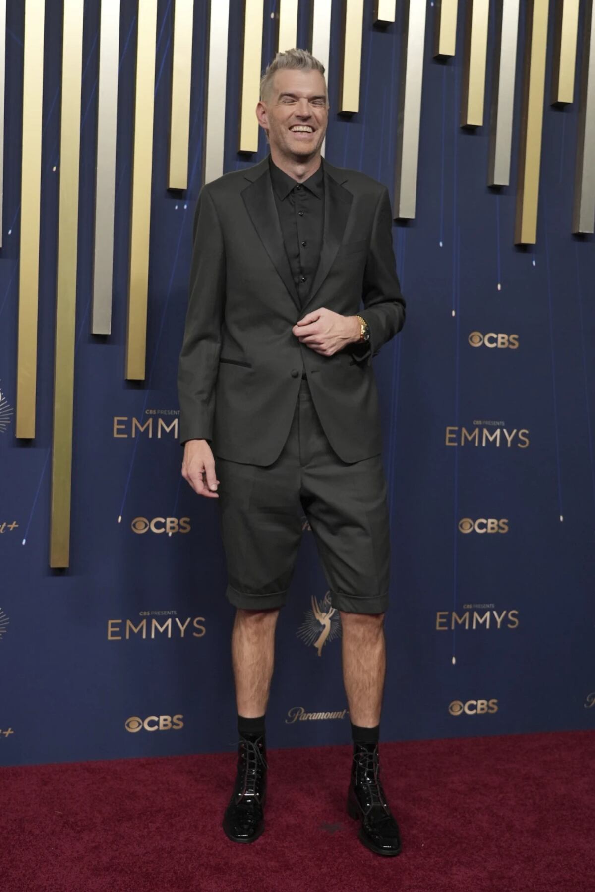 Timothy Charles Simons, puntal en "Nadie quiere esto", informal en la alfombra roja de los Emmy 2025. (AP)