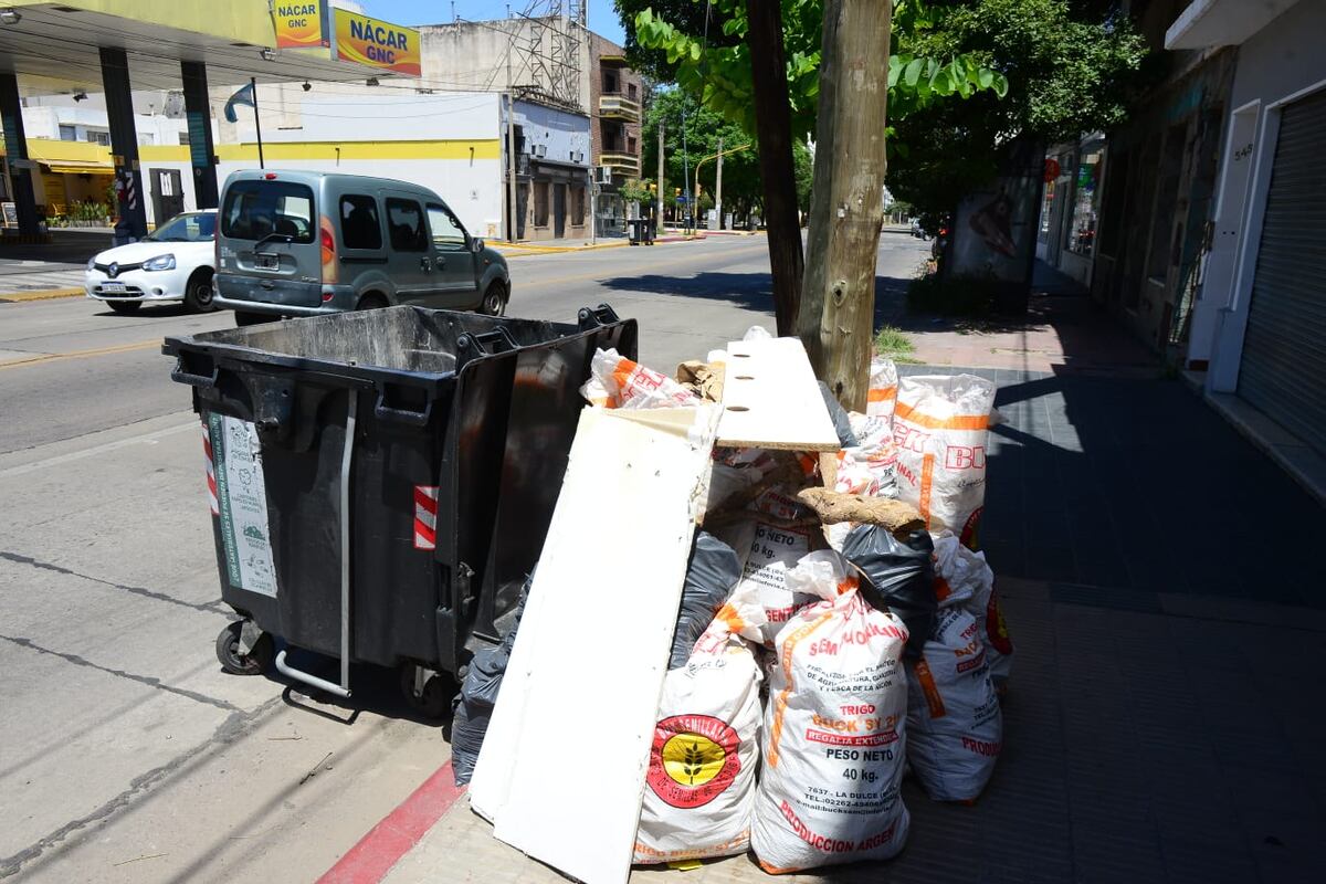 Basura acumulada en avenida Castro Barros (J. Hernández / La Voz).