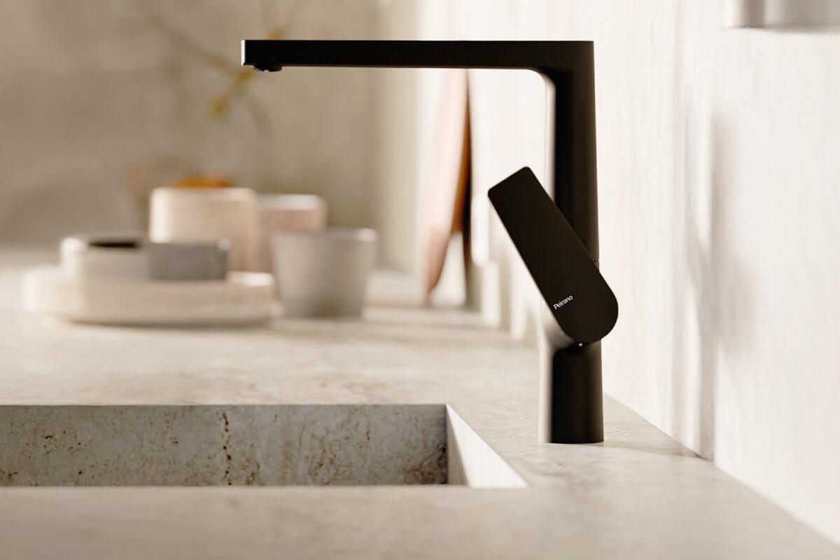 Línea Wave: Grifería Peirano, monocomando de cocina en colores black y cromo.